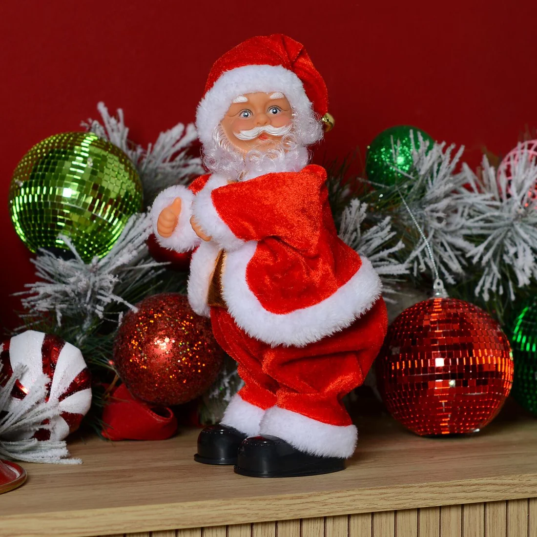 Hilarious Hip-Swaying Dancing Santa
