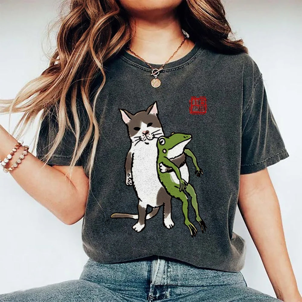 Unisex Cat Holding A Frog Printed Washed Tee