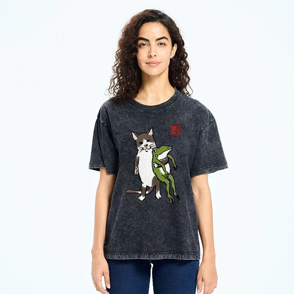 Unisex Cat Holding A Frog Printed Washed Tee