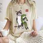Unisex Cat Holding A Frog Printed Washed Tee