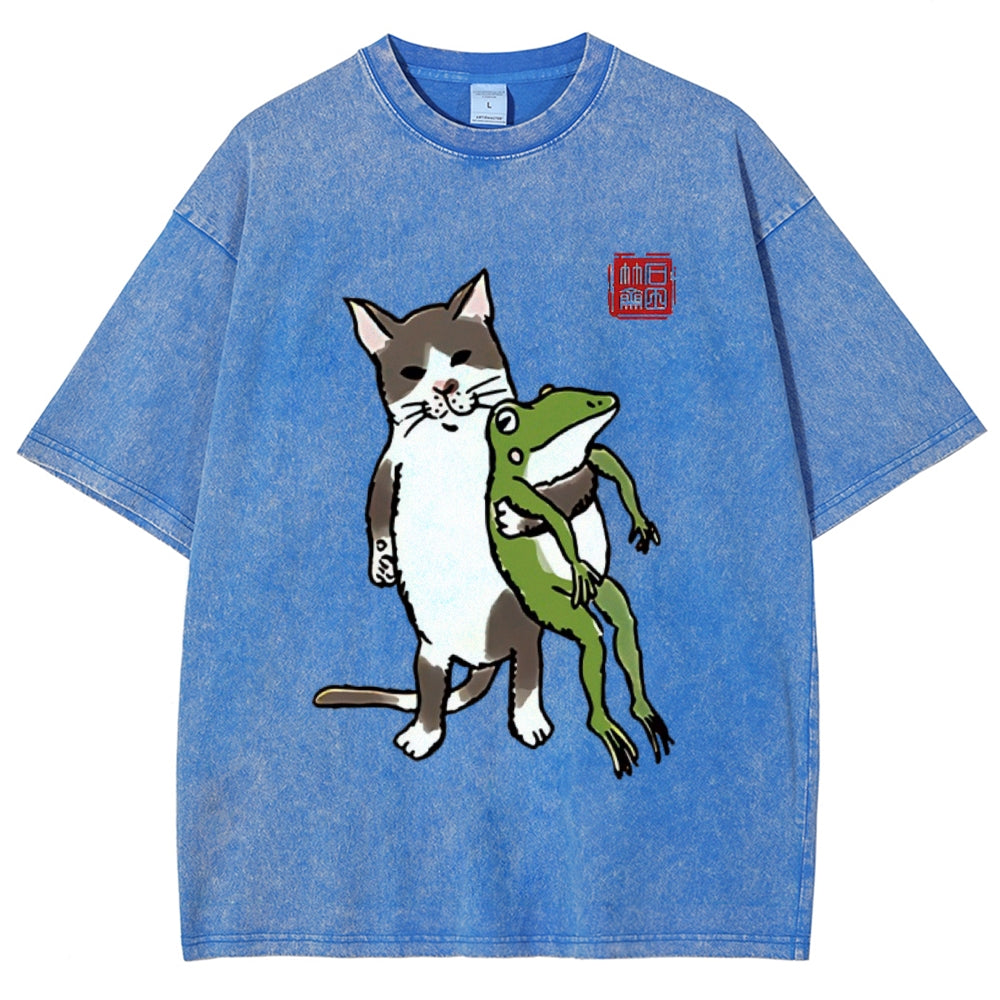 Unisex Cat Holding A Frog Printed Washed Tee