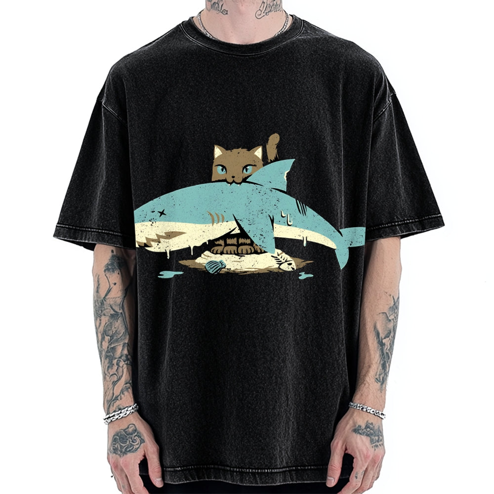 Cat who loves fish Vintage Washed T-shirt