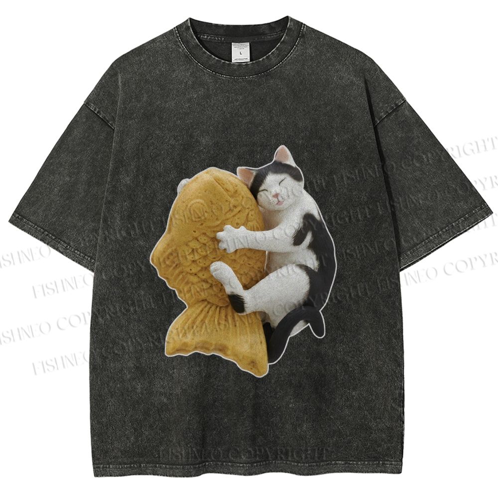 Unisex Cat Holding a Taiyaki Printed Washed Tee