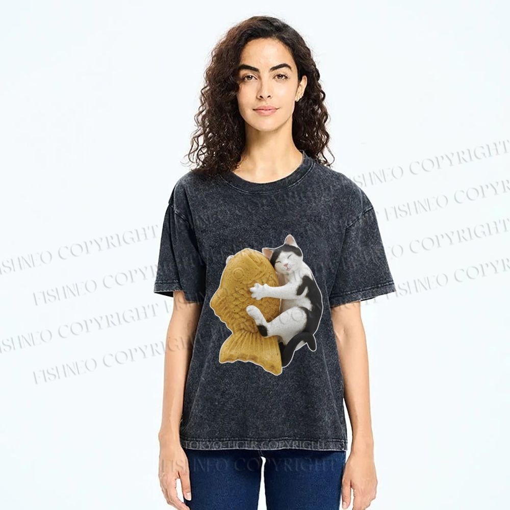 Unisex Cat Holding a Taiyaki Printed Washed Tee