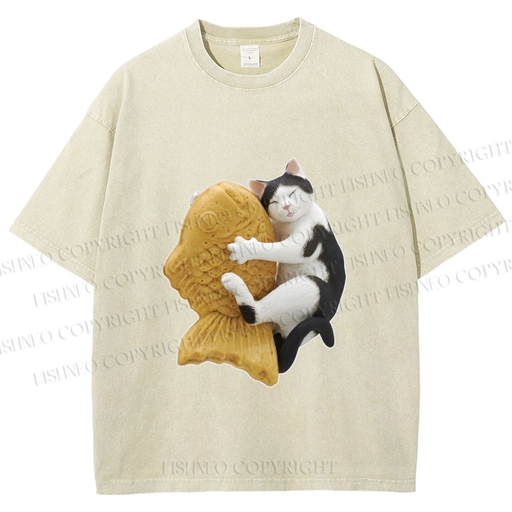 Unisex Cat Holding a Taiyaki Printed Washed Tee