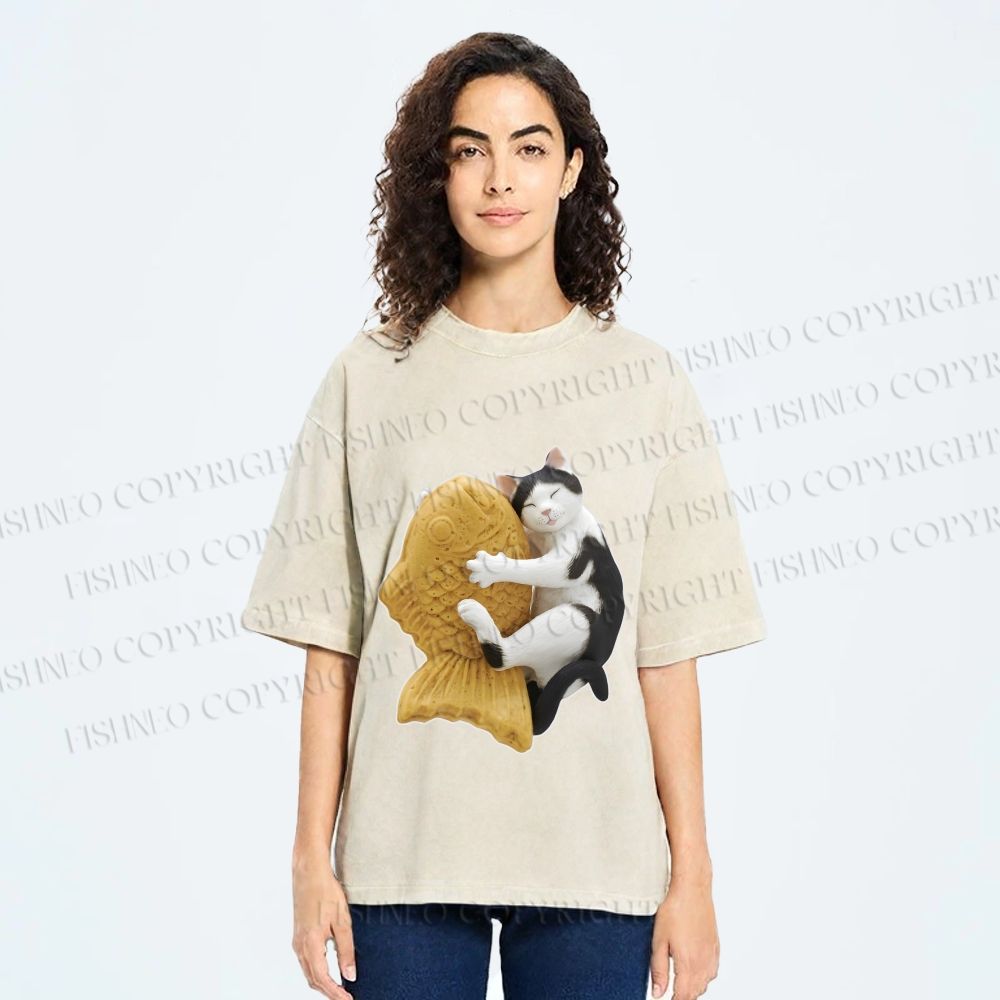 Unisex Cat Holding a Taiyaki Printed Washed Tee