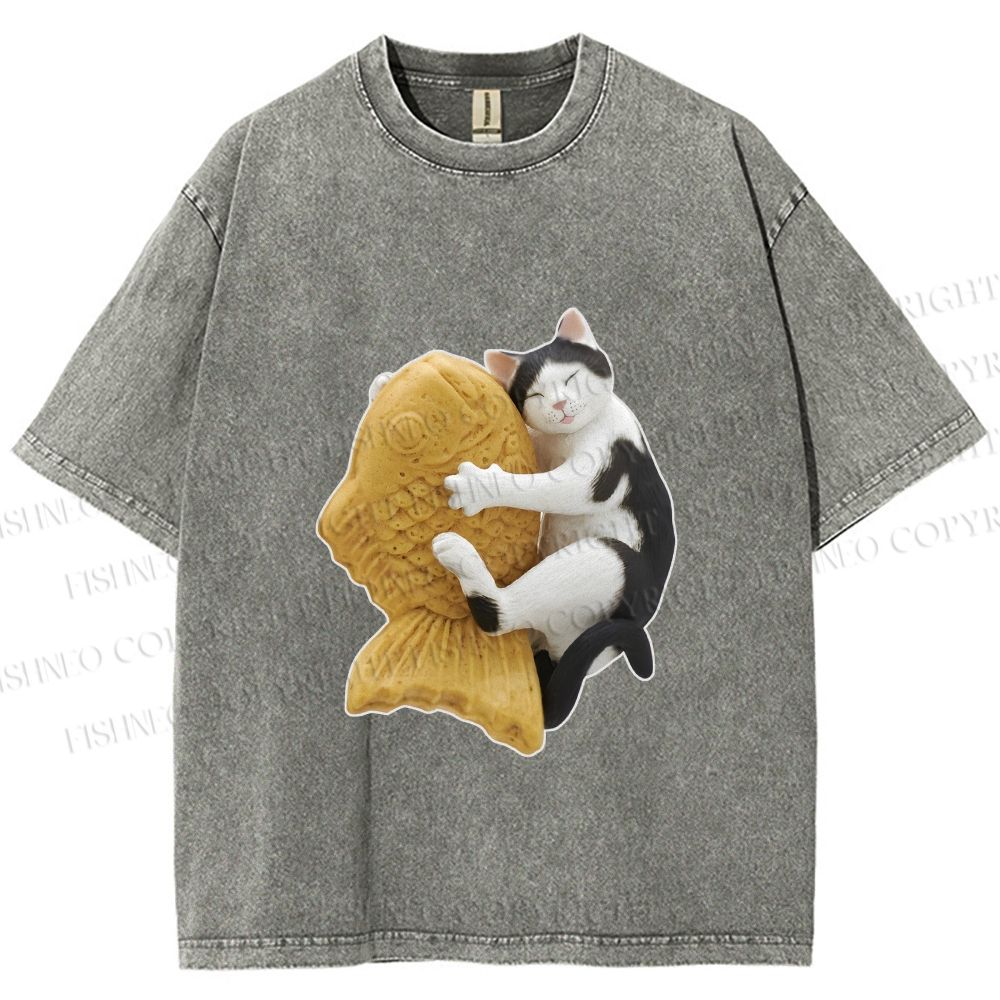 Unisex Cat Holding a Taiyaki Printed Washed Tee