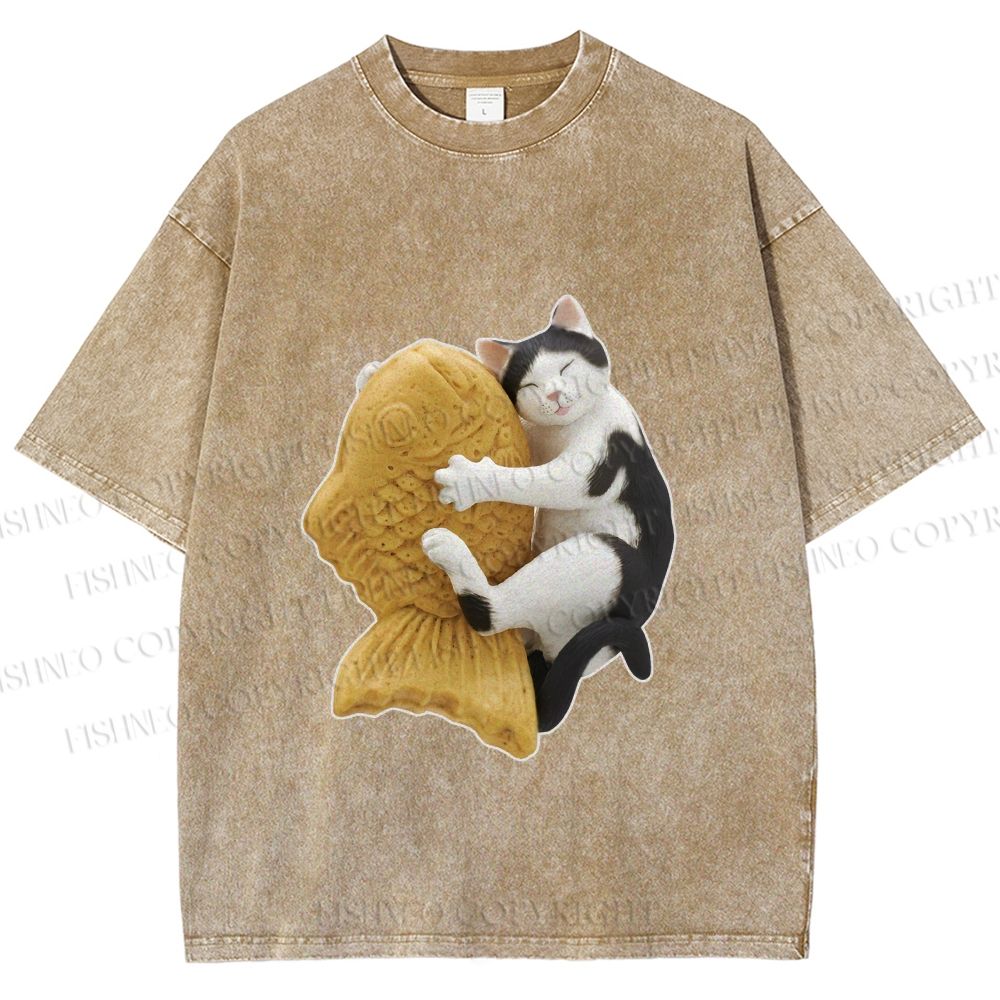Unisex Cat Holding a Taiyaki Printed Washed Tee