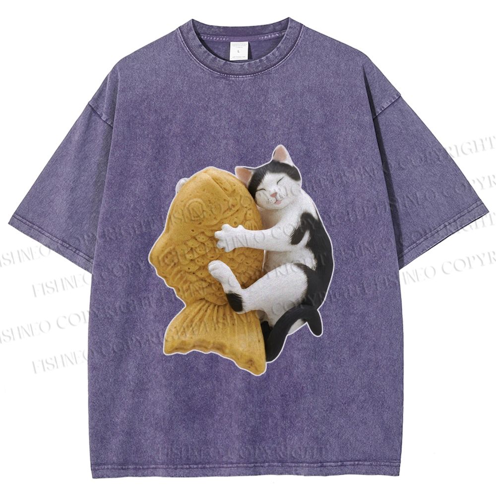 Unisex Cat Holding a Taiyaki Printed Washed Tee