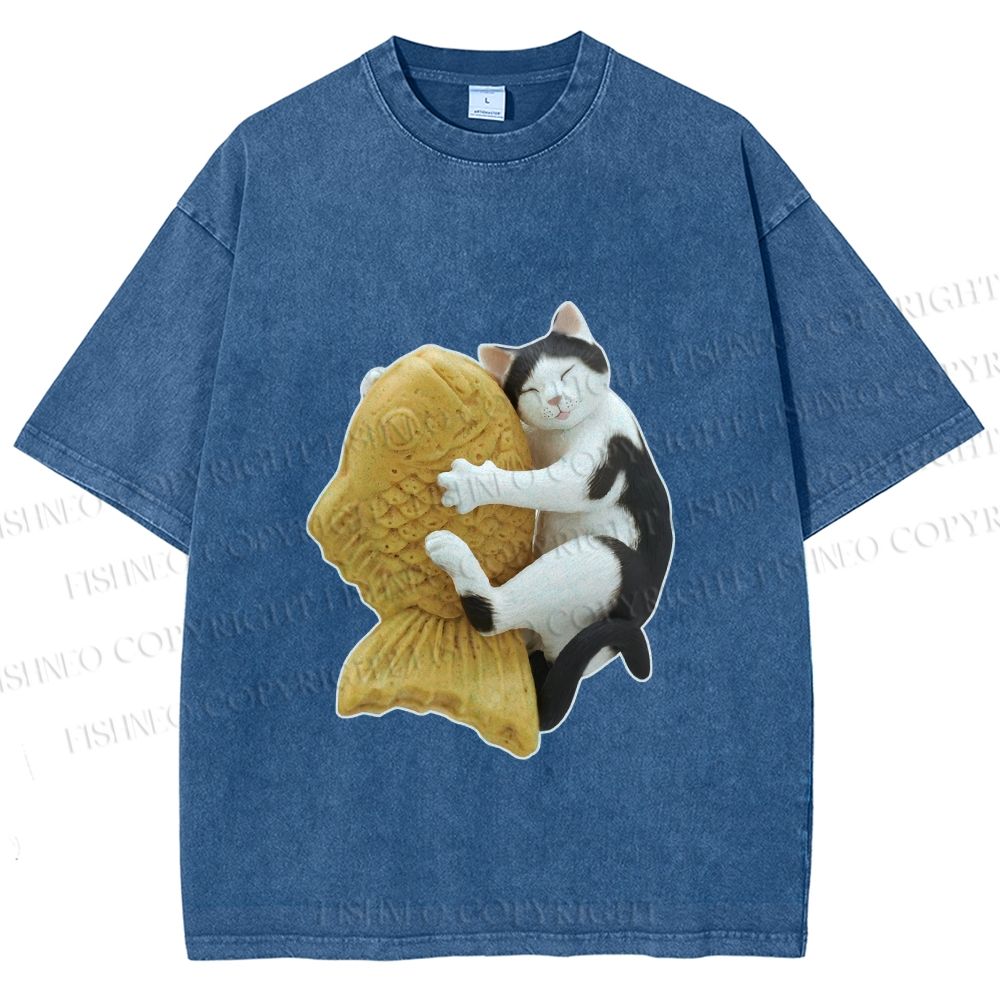 Unisex Cat Holding a Taiyaki Printed Washed Tee