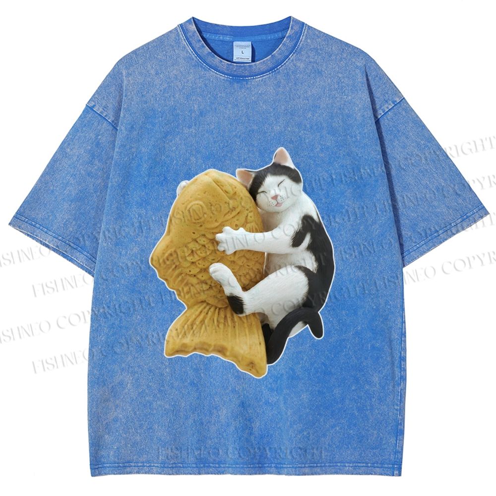 Unisex Cat Holding a Taiyaki Printed Washed Tee