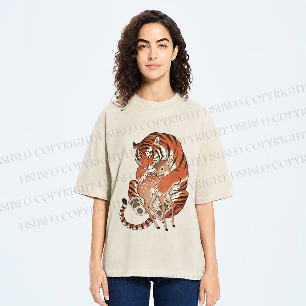 Unisex Vintage Ukiyo-e Tiger Holding a Deer Printed Washed Tee