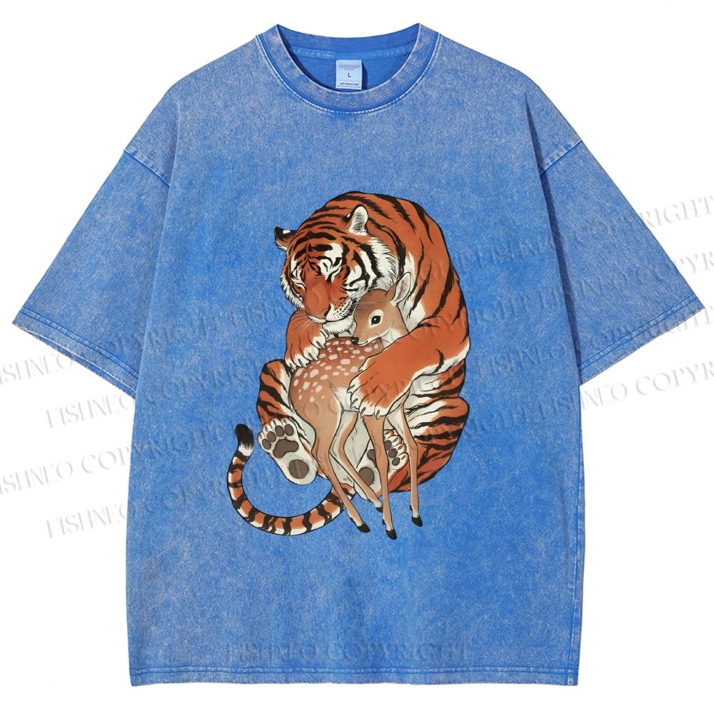 Unisex Vintage Ukiyo-e Tiger Holding a Deer Printed Washed Tee