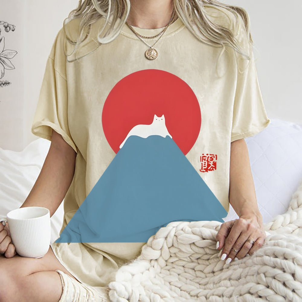 Women's Mt. Fuji White Cat Snow Vintage T-Shirt